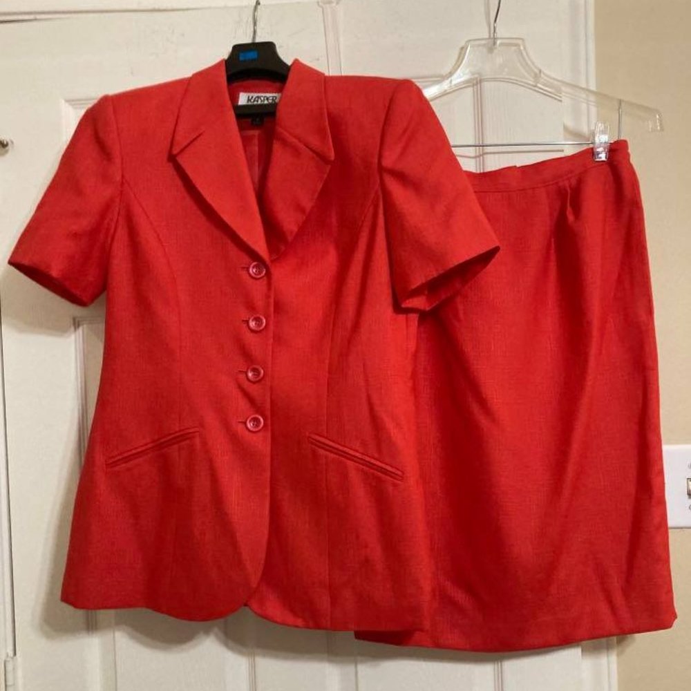 Kasper-Ladies Short Sleeved Two Piece Suit-Size 8